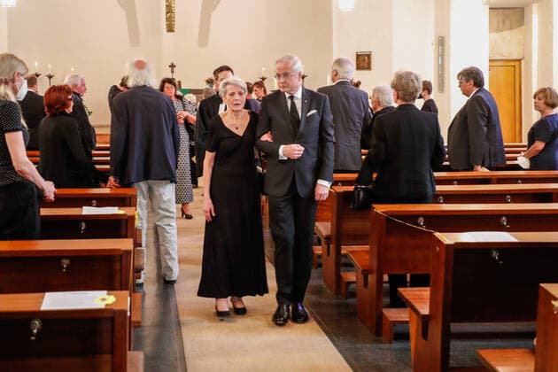 Bilder des Jahres 2021, Entertainment 06 Juni Entertainment Themen der Woche KW25 Entertainment Bilder des Tages Susanne Pillau, Hans-Juergen Schatz bei Auszug aus der kirche nach dem Trauergottesdienst für Horst Pillau in der Ev. Kirche zum Heilsbronnen, Berlin. *** Susanne Pillau, Hans Juergen Schatz leaving the church after the funeral service for Horst Pillau in the Ev Kirche zum Heilsbronnen, Berlin
