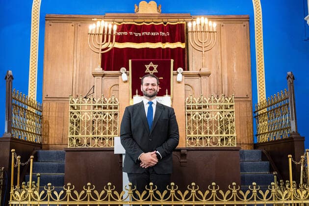 Bilder des Jahres 2021, News 06 Juni News Themen der Woche KW25 News Bilder des Tages Mit einer Zeremonie am in der Leipziger Synagoge ist Sachsens Landesrabbiner Zsolt Balla als Militaerbundesrabbiner Montag (21.06.2021) eingefuehrt worden. Erstmals seit mehr als 100 Jahren und 76 Jahre nach dem Holocaust wird es damit wieder juedische Militaerseelsorge in Deutschland geben. Der 42-jaehrige gebuertige Ungar wird ein noch zu errichtendes Militaerrabbinat in Berlin leiten und bis zu zehn Militaerrabbinern vorstehen. Sie sollen Seelsorger fuer juedische Soldatinnen und Soldaten sein und der gesamten Armee als Ansprechpartner zum Thema Judentum zur Verfuegung stehen. (Siehe epd-Meldung vom 21.06.2021) Deutschland hat jetzt einen Militaerbundesrabbiner *** Saxonys State Rabbi Zsolt Balla was inaugurated as Military Rabbi Monday Copyright: epd-bild JensxSchlueter EDITORIAL USE ONLY