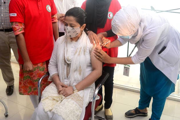 Vaccination In Dhaka A woman receives a first dose of Pfizer-BioNTech Covid-19 coronavirus vaccine during a vaccination drive at the Bangabandhu Sheikh Mujib Medical University (BSMMU) in Dhaka, Bangladesh, on June 21, 2021. According to the Bangladesh health authorities administering the Pfizer-BioNTech Covid-19 vaccine started at three hospitals in Dhaka. Dhaka Bangladesh rashid-covid19v210621_npnmJ  Copyright: xSTRx