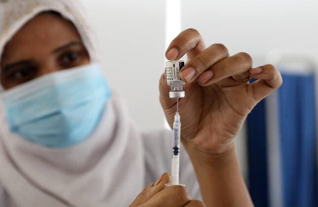 Virus Outbreak Bangladesh A health worker prepare a dose of the coronavirus vaccine during a mass vaccination in Dhaka, Bangladesh, on June 21, 2021. Dhaka Bangladesh ramany-notitle210621_nprzX  Copyright: xSonyxRamanyx