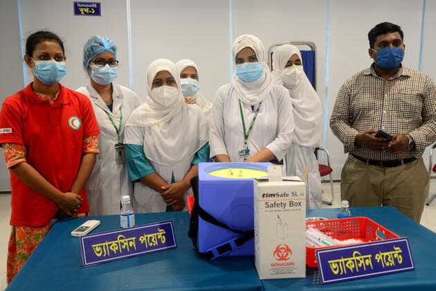Vaccination In Dhaka A group of medical staffs waits for people to vaccination with Pfizer-BioNTech Covid-19 vaccine during a vaccination drive at the Bangabandhu Sheikh Mujib Medical University (BSMMU) in Dhaka, Bangladesh, on June 21, 2021. According to the Bangladesh health authorities administering the Pfizer-BioNTech Covid-19 vaccine started at three hospitals in Dhaka. Dhaka Bangladesh rashid-covid19v210621_npKcp  Copyright: xSTRx