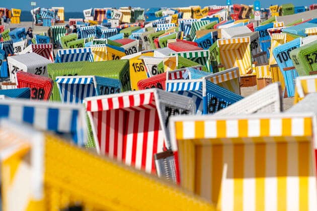Nordsee Insel Langeoog, Frühsommer, kurz nach den ersten Lockerungen des Lockdowns in der Corona Krise, noch recht wenig Touristen am Strand, Strandkörbe, Niedersachsen, Deutschland, Nordsee Insel Langeoog *** North Sea Island Langeoog, early summer, shortly after the first easing of the lockdown in the Corona crisis, still quite few tourists on the beach, beach chairs, Lower Saxony, Germany, North Sea Island Langeoog