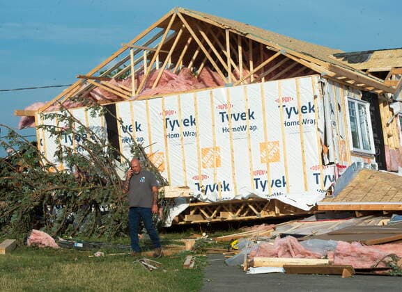 Kanada, Tornado-Schäden in Mascouche, Quebec June 21, 2021, MASCOUCHE, PQ, Canada: A man surveys the damage after a tornado touched down in Mascouche, Que., northeast of Montreal, Monday, June 21, 2021. Dozens of homes were damaged and one death has been confirmed. MASCOUCHE Canada - ZUMAc35_ 20210621_zaf_c35_079 Copyright: xRyanxRemiorzx