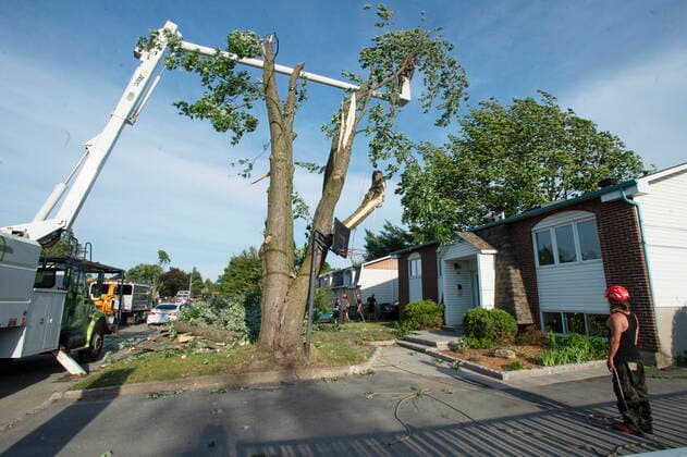 Kanada, Tornado-Schäden in Mascouche, Quebec June 21, 2021, MASCOUCHE, PQ, Canada: Workers cut down a damaged tree after a tornado touched down in Mascouche, Que., northeast of Montreal, Monday, June 21, 2021. Dozens of homes were damaged and one death has been confirmed. MASCOUCHE Canada - ZUMAc35_ 20210621_zaf_c35_080 Copyright: xRyanxRemiorzx