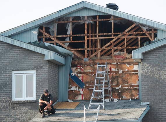 Kanada, Tornado-Schäden in Mascouche, Quebec June 21, 2021, MASCOUCHE, PQ, Canada: A man pauses as he repairs damage to his building after a tornado touched down in Mascouche, Que., northeast of Montreal, Monday, June 21, 2021. Dozens of homes were damaged and one death has been confirmed. MASCOUCHE Canada - ZUMAc35_ 20210621_zaf_c35_084 Copyright: xRyanxRemiorzx