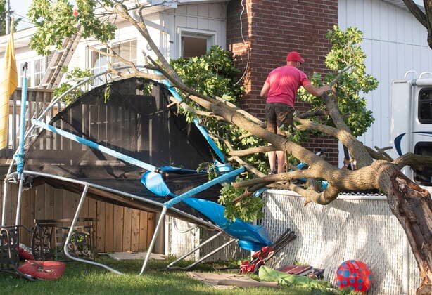 Kanada, Tornado-Schäden in Mascouche, Quebec June 21, 2021, MASCOUCHE, PQ, Canada: A man clears debris from his backyard after a tornado touched down in Mascouche, Que., northeast of Montreal, Monday, June 21, 2021. Dozens of homes were damaged and one death has been confirmed. MASCOUCHE Canada - ZUMAc35_ 20210621_zaf_c35_083 Copyright: xRyanxRemiorzx