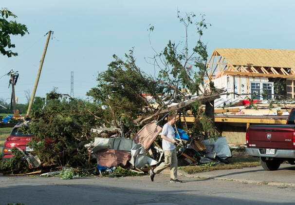 Kanada, Tornado-Schäden in Mascouche, Quebec June 21, 2021, MASCOUCHE, PQ, Canada: A man surveys the damage after a tornado touched down in Mascouche, Que., northeast of Montreal, Monday, June 21, 2021. Dozens of homes were damaged and one death has been confirmed. MASCOUCHE Canada - ZUMAc35_ 20210621_zaf_c35_088 Copyright: xRyanxRemiorzx