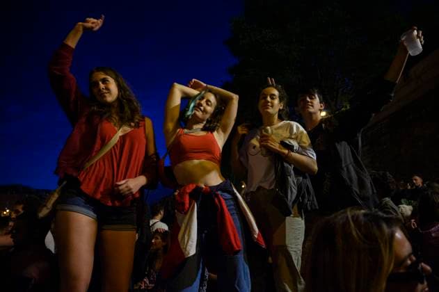 Despite the government s restrictions, Parisians will meet in the parks on the banks of the Seine or in the squares to celebrate the end of the curfew and the fete de la musique, in Paris on 21 June 2021.  JulienxMattiax xLexPictorium LePictorium_0249711