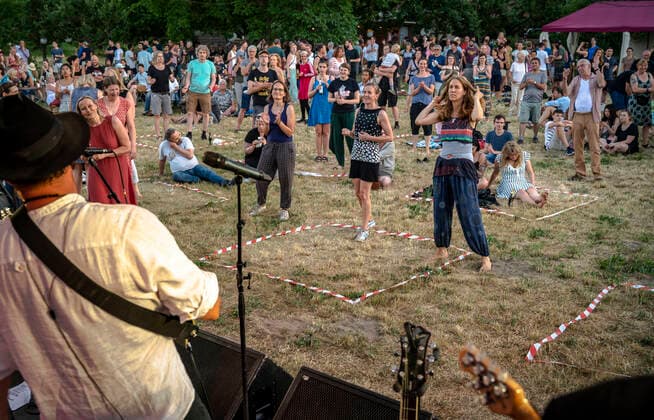 IMAGO Creative: NGO, Kunst im öffentlichen Raum und Kulturinitiativen Musik Festival Kunst Tourismus Reisen 21.06.2021 Potsdam Landeshauptstadt Russische Kolonie Alexandrowka FÃªte de la Musique - in diesem Jahr wieder nach der vorjählichen Absage Corona bedingt feierten viele Menschen wie befreit den Sommeranfang und ie Sommersonnenwende. Hier in der Kolonie Alexandrowka mit der Band 44 Leningrad Russian Speed Folk Potsdam Alexandrowka Posdam Deutschland *** Music Festival Art Tourism Travel 21 06 2021 Potsdam state capital Russian Colony Alexandrowka FÃªte de la Musique this year again after last years cancellation Corona conditionally many people celebrated like liberated the beginning of summer and he summer solstice Here in the Colony Alexandrowka with the band 44 Leningrad Russian Speed Folk