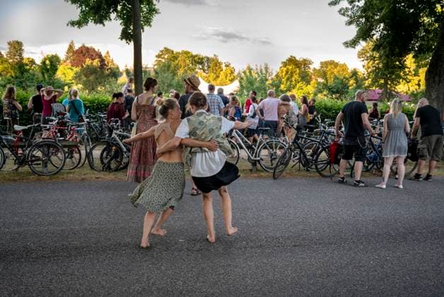 Musik Festival Kunst Tourismus Reisen 21.06.2021 Potsdam Landeshauptstadt Russische Kolonie Alexandrowka Fete de la Musique - in diesem Jahr wieder nach der vorjählichen Absage Corona bedingt feierten viele Menschen wie befreit den Sommeranfang und ie Sommersonnenwende. Hier in der Kolonie Alexandrowka mit der Band 44 Leningrad Russian Speed Folk Potsdam Alexandrowka Posdam Deutschland *** Music Festival Art Tourism Travel 21 06 2021 Potsdam state capital Russian Colony Alexandrowka Fete de la Musique this year again after last years cancellation Corona conditionally many people celebrated like liberated the beginning of summer and the summer solstice Here in the Colony Alexandrowka with the band 44 Leningrad Russian Speed Folk P