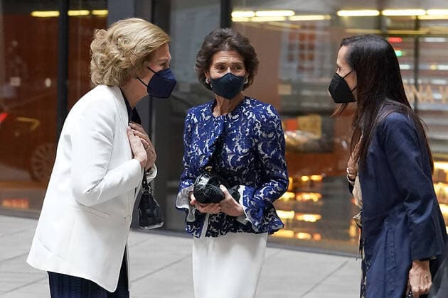 Queen Sofia of Spain (l) arrives at the closing ceremony and end-of-year concert of the Reina Sofia School of Music with Paloma O Shea (c), Marchioness of O Shea, pianist and President of the Reina Sofia School of Music and widow of the banker Emilio Botín. June 22, 2021. (2021062282)