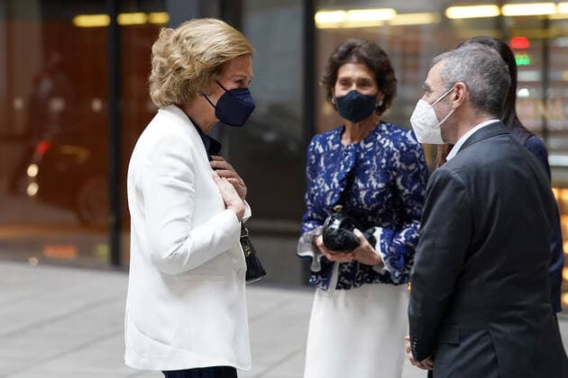 Queen Sofia of Spain (l) arrives at the closing ceremony and end-of-year concert of the Reina Sofia School of Music with Paloma O Shea (c), Marchioness of O Shea, pianist and President of the Reina Sofia School of Music and widow of the banker Emilio Botín. June 22, 2021. (2021062291)
