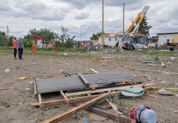 Kanada, Tornado-Schäden in Mascouche, Quebec June 22, 2021, MASCOUCHE, PQ, Canada: People survey the damage to homes following a Tornado in Mascouche, Que., Tuesday, June 22, 2021. MASCOUCHE Canada - ZUMAc35_ 20210622_zaf_c35_047 Copyright: xGrahamxHughesx
