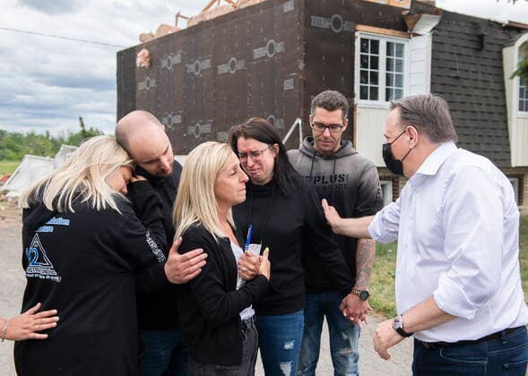 Kanada, Tornado-Schäden in Mascouche, Quebec June 22, 2021, MASCOUCHE, PQ, Canada: Quebec Premier Francois Legault, right, consoles the family of Jacques Lefebvre as he tours the site in the aftermath of a tornado in Mascouche, Que., Tuesday, June 22, 2021. Lefebvre lost his life when the tornado touched down in the town north of Montreal on Monday June 21. MASCOUCHE Canada - ZUMAc35_ 20210622_zaf_c35_052 Copyright: xGrahamxHughesx