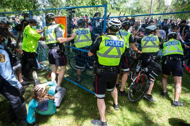 Kanada, Proteste bei Auflösung eines Obdachlosen-Camp in Toronto June 22, 2021, Toronto, on, Canada: Police try to hold back protesters as they break through a fence during an eviction process at a homeless encampment in Toronto on Tuesday, June 22, 2021. Toronto Canada  - ZUMAc35_ 20210622_zaf_c35_056 Copyright: xChrisxYoungx