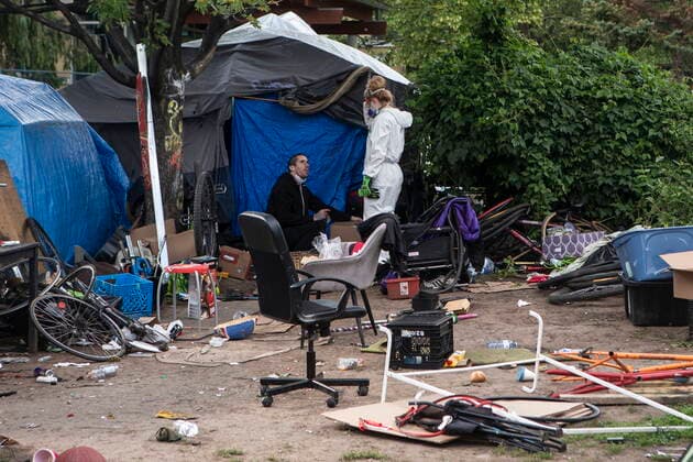 Kanada, Proteste bei Auflösung eines Obdachlosen-Camp in Toronto June 22, 2021, Toronto, on, Canada: A resident talks to a city worker during an eviction process at a homeless encampment in Toronto on Tuesday, June 22, 2021. Toronto Canada  - ZUMAc35_ 20210622_zaf_c35_095 Copyright: xChrisxYoungx