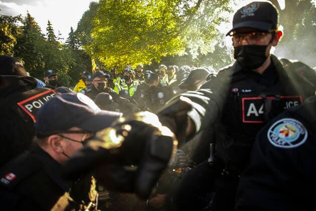 Kanada, Proteste bei Auflösung eines Obdachlosen-Camp in Toronto June 22, 2021, Toronto, on, Canada: Police forcibly remove advocates and protesters during an eviction process at a homeless encampment in Toronto on Tuesday, June 22, 2021. Toronto Canada  - ZUMAc35_ 20210622_zaf_c35_101 Copyright: xChrisxYoungx