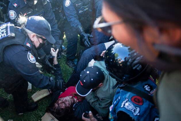 Kanada, Proteste bei Auflösung eines Obdachlosen-Camp in Toronto June 22, 2021, Toronto, on, Canada: Police clash with advocates as they enter a sacred fire area, during an eviction at a homeless encampment in Toronto, on Tuesday June 22, 2021. Toronto Canada  - ZUMAc35_ 20210622_zaf_c35_106 Copyright: xChrisxYoungx