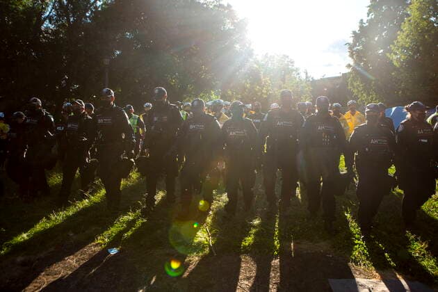 Kanada, Proteste bei Auflösung eines Obdachlosen-Camp in Toronto June 22, 2021, Toronto, on, Canada: Police advance to remove advocates and supporters during an eviction process at a homeless encampment in Toronto on Tuesday, June 22, 2021. Toronto Canada  - ZUMAc35_ 20210622_zaf_c35_108 Copyright: xChrisxYoungx