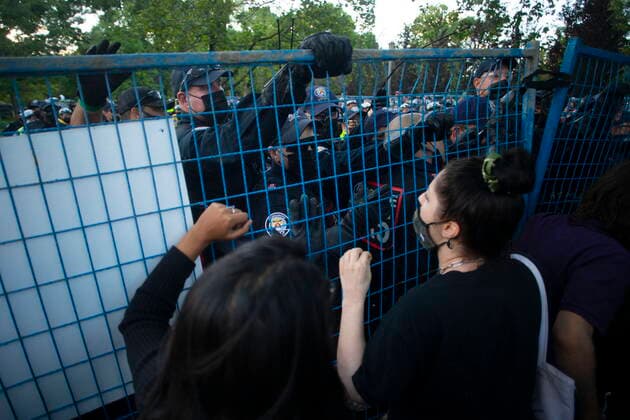 Kanada, Proteste bei Auflösung eines Obdachlosen-Camp in Toronto June 22, 2021, Toronto, on, Canada: Police try and secure a fence after they remove supporters during an eviction process at a homeless encampment in Toronto on Tuesday, June 22, 2021. Toronto Canada  - ZUMAc35_ 20210622_zaf_c35_112 Copyright: xChrisxYoungx