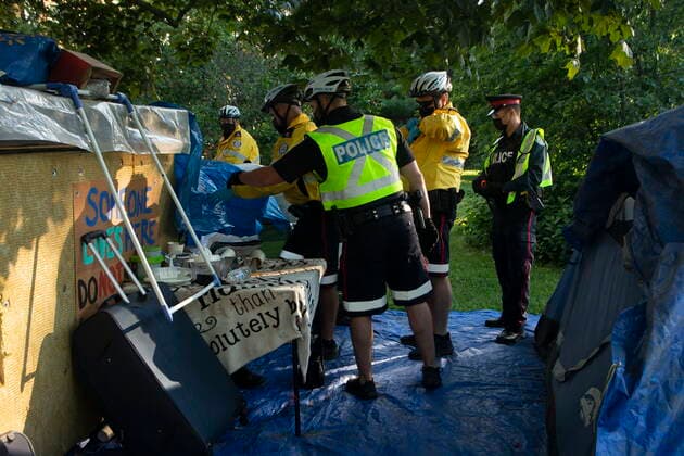 Kanada, Proteste bei Auflösung eines Obdachlosen-Camp in Toronto June 22, 2021, Toronto, on, Canada: Police inspect a dwelling during an eviction process at a homeless encampment in Toronto, on Tuesday, June 22, 2021. Toronto Canada  - ZUMAc35_ 20210622_zaf_c35_118 Copyright: xChrisxYoungx