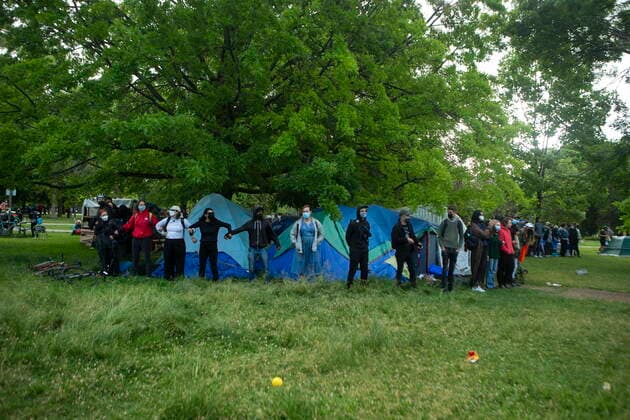 Kanada, Proteste bei Auflösung eines Obdachlosen-Camp in Toronto June 22, 2021, Toronto, on, Canada: Advocates and supporters link arms to protect a structure during an eviction process at a homeless encampment in Toronto, on Tuesday, June 22, 2021. Toronto Canada  - ZUMAc35_ 20210622_zaf_c35_120 Copyright: xChrisxYoungx
