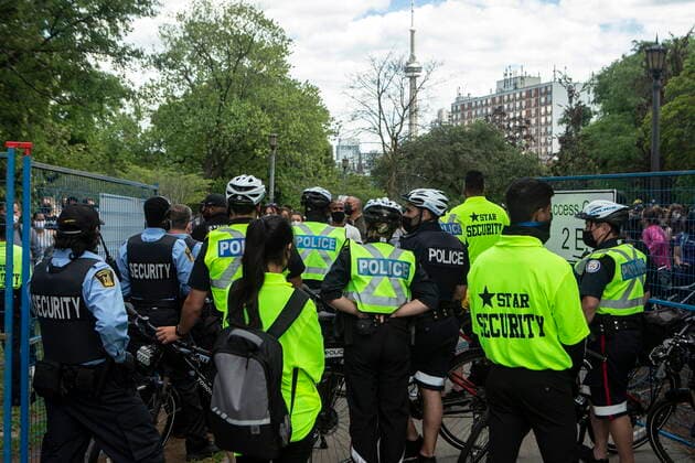 Kanada, Proteste bei Auflösung eines Obdachlosen-Camp in Toronto June 22, 2021, Toronto, on, Canada: Police and private security personnel secure a gate in a fence during an eviction process at a homeless encampment in Toronto on Tuesday, June 22, 2021. Toronto Canada  - ZUMAc35_ 20210622_zaf_c35_123 Copyright: xChrisxYoungx