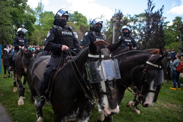Kanada, Proteste bei Auflösung eines Obdachlosen-Camp in Toronto June 22, 2021, Toronto, on, Canada: Mounted Police secure the perimeter of a fence during an eviction process at a homeless encampment in Toronto on Tuesday, June 22, 2021. Toronto Canada  - ZUMAc35_ 20210622_zaf_c35_126 Copyright: xChrisxYoungx