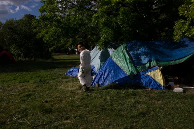 Kanada, Proteste bei Auflösung eines Obdachlosen-Camp in Toronto June 22, 2021, Toronto, on, Canada: A city worker walks past a tent during an eviction process at a homeless encampment in Toronto on Tuesday, June 22, 2021. Toronto Canada  - ZUMAc35_ 20210622_zaf_c35_128 Copyright: xChrisxYoungx