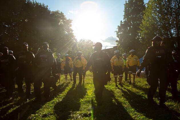 Kanada, Proteste bei Auflösung eines Obdachlosen-Camp in Toronto June 22, 2021, Toronto, on, Canada: Police advance to remove advocates and supporters during an eviction process at a homeless encampment in Toronto on Tuesday, June 22, 2021. Toronto Canada  - ZUMAc35_ 20210622_zaf_c35_130 Copyright: xChrisxYoungx