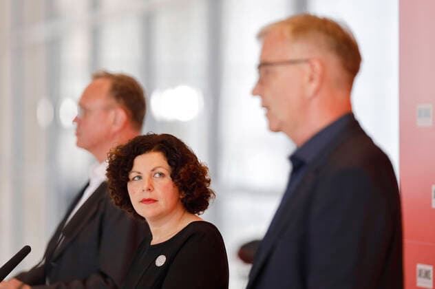 Amira Mohamed Ali and Dietmar Bartsch during a press statement of the party Die Linke before the faction meeting on the faction level in the Reichstag building Berlin, 22 06 2021 Foto:xC.xHardtx xFuturexImage