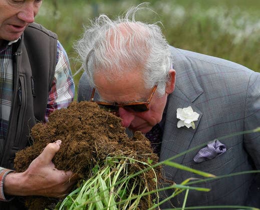 Prinz Charles besucht Farm in Shipton-Under-Wychwood, Oxfordshire . 22 06 2021. Shipton-Under-Wychwood,United Kingdom. Prince Charles, Prince of Wales during a visit to FarmED, a new centre for farm and food education, on a farm in Shipton-Under-Wychwood, Oxfordshire,United Kingdom.  xPoolx xi-Imagesx IIM-22307-0011