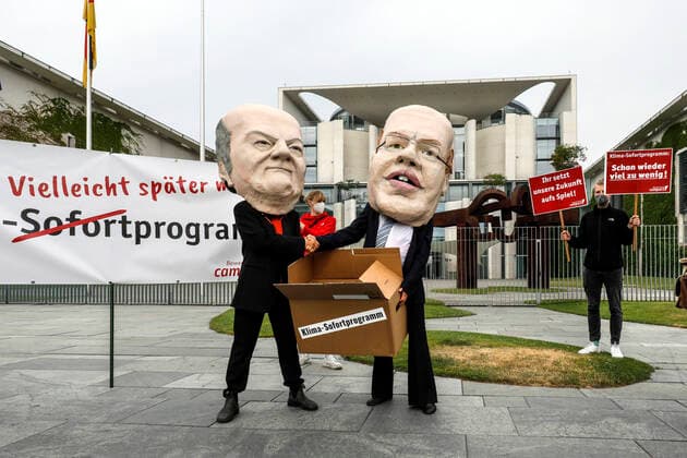 Protest action Campact at the Chancellors Office Berlin, 23 06 2021 Activists of Campact demonstrate before cabinet meeting at the Chancellors Office to the new climate emergency program of CDU CSU and SPD with masks of Federal Minister of Economics Peter Altmaier CDU and Federal Minister of Finance Olaf Scholz SPD Berlin Berlin Germany