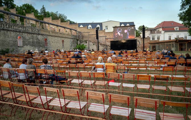 IMAGO Creative: NGO, Kunst im öffentlichen Raum und Kulturinitiativen Musik Festival Kunst Tourismus Reisen 22.06.2021 Potsdam Landeshauptstadt Musikfestspiele Potsdam Sanssouci 2021 Pandemie bedingt finden vom 22. bis 27. Juni auf dem Winzerberg Potsdam ein Public Viewing auf großer Leinwand und mit professionellem Sound statt. Dazu werden die Konzerte allabendlich übertragen. Bis zu 500 Personen können sich hier an den langen Juni-Tagen einfinden und das musikalische Geschehen in der Friedenskirche, den Schlossräumen von Sanssouci oder dem Schlosstheater miteinander verfolgen.Erster Tag Du bist wie eine Blume Konzert aus dem Palmensaal, Orangerie Neuer Garten Potsdam Winzerberg Posdam Deutschland *** Music Festival Art Tourism Travel 22 06 2021 Potsdam State Capital Music Festival Potsdam Sansso