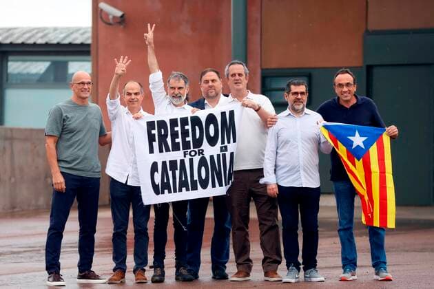 Bilder des Jahres 2021, News 06 Juni News Themen der Woche KW25 News Bilder des Tages Barcelona, Begnadigte inhaftierte Separatistenführer Seven of the nine jailed leaders of the failed 2017 secession attempt in Catalonia from left to right: Raul Romeva, Jordi Turull, Jordi Cuixart, Oriol Junqueras, Joaquim Forn, Jordi Sanchez and Josep Rull celebrate their released after go out of the prision of Sant Joan de Vilatorrada in Barcelona, Catalonia, Spain on 23 June 2021. The nine Catalonian leaders have been released released after the government pardons. Spanish goverment pardons the nine jailed leaders of the failed 2017 secession attempt in Catalonia !ACHTUNG: NUR REDAKTIONELLE NUTZUNG!  Copyright: xQuiquexGarcíax GRAFCAT5267 20210623-6d0272039f5a785554c405b4db7c32c3e7ae64d3