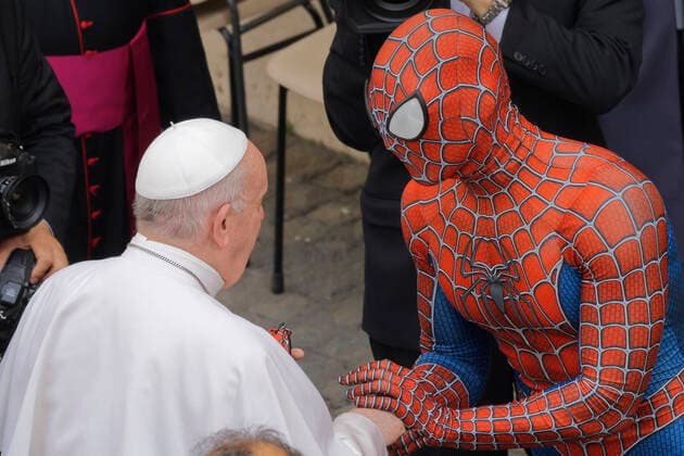 Bilder des Jahres 2021, Entertainment 06 Juni Entertainment Themen der Woche KW25 Entertainment Bilder des Tages Papst Franziskus trifft bei Generalaudienz Mann im Spider-Man Kostüm Pope Francis Attends His Weekly Audience Pope Francis meets Spider-Man, who presents him with his mask, at the end of his weekly general audience with a limited number of faithful in the San Damaso Courtyard at the Vatican, Wednesday, June 23, 2021. The masked man works with sick children in hospitals. Vatican City Vatican valicchia-notitle210623_npVF6  Copyright: xMassimoxValicchiax