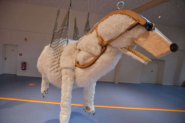 Eröffnung ANOHA im Jüdischen Museum Berlin Ein Eisbär aus Stoff an Seilen hängend mit Alttagsgegenständen PK zur Eröffnung der Kinderwelt ANOHA im Jüdischen Museum in Berlin am 23.06.2021 *** Opening ANOHA at the Jewish Museum Berlin A polar bear made of fabric hanging on ropes with everyday objects PK for the opening of the childrens world ANOHA at the Jewish Museum in Berlin on 23 06 2021 Photopress Mueller