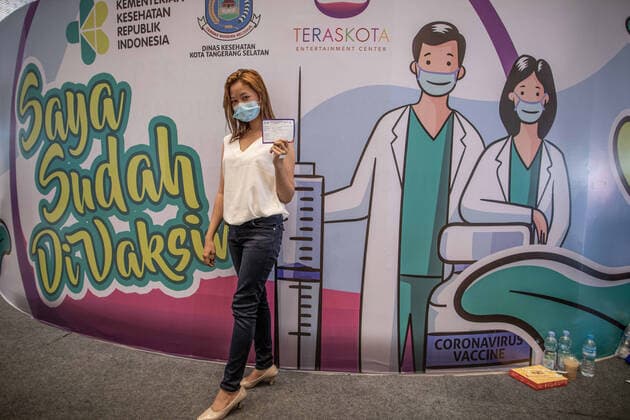 News Bilder des Tages June 23, 2021, Tangerang Selatan, Banten, Indonesia: South Tangerang, Banten, Indonesia, June 23, 2021: The South Tangerang Health Service in collaboration with the Teras City Mall held a mass vaccination for service workers in the Tourism Industry sector in South Tangerang. The Indonesian government is pursuing a COVID-19 vaccine target of 181.5 million by the end of 2021. Tangerang Selatan Indonesia - ZUMAh128 20210623_zap_h128_004 Copyright: xDonalxHusnix