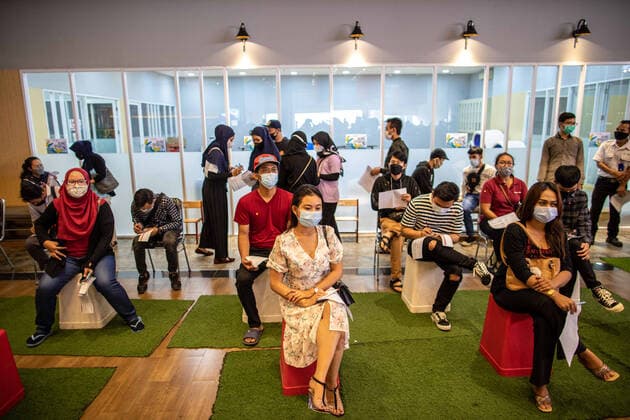 June 23, 2021, Tangerang Selatan, Banten, Indonesia: South Tangerang, Banten, Indonesia, June 23, 2021: The South Tangerang Health Service in collaboration with the Teras City Mall held a mass vaccination for service workers in the Tourism Industry sector in South Tangerang. The Indonesian government is pursuing a COVID-19 vaccine target of 181.5 million by the end of 2021. Tangerang Selatan Indonesia - ZUMAh128 20210623_zap_h128_007 Copyright: xDonalxHusnix