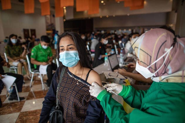 June 23, 2021, Tangerang Selatan, Banten, Indonesia: South Tangerang, Banten, Indonesia, June 23, 2021: The South Tangerang Health Service in collaboration with the Teras City Mall held a mass vaccination for service workers in the Tourism Industry sector in South Tangerang. The Indonesian government is pursuing a COVID-19 vaccine target of 181.5 million by the end of 2021. Tangerang Selatan Indonesia - ZUMAh128 20210623_zap_h128_009 Copyright: xDonalxHusnix