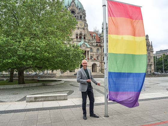 Bilder des Jahres 2021, News 06 Juni News Themen der Woche KW25 News Bilder des Tages Hannover zeigt Regenbogenflagge Hannovers Oberbürgermeister Belit Onay hisst selber die letzte der acht Regenbogenfahnen vor dem Neuen Rathaus *** Hanover shows rainbow flag Hanovers mayor Belit Onay himself raises the last of the eight rainbow flags in front of the New Town Hall. Copyright: xBerndxGüntherx