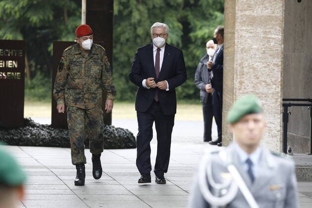 Kommandeur Kommando Territoriale Aufgaben der Bundeswehr Generalmajor Carsten Breuer, Bundespräsident Frank-Walter Steinmeier, Deutschland, Berlin, Besuch des Kommandos Territoriale Aufgaben der Bundeswehr zu dessen Rolle bei der Bekämpfung der Corona-Pandemie seit März 2020, dem bislang größten und längsten Hilfseinsatz der Bundeswehr im Innern.