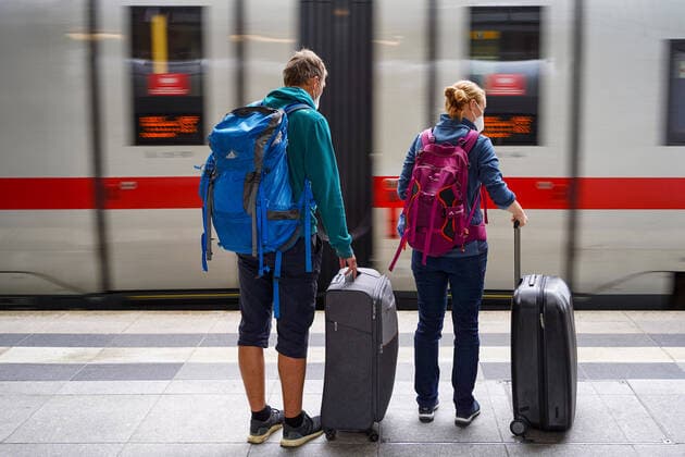 24.06.2021,Berlin,Deutschland,GER, Bahnhof Südkreuz,ICE 507 von Hamburg-Altona nach München Hbf.Reisende.Die GDL wird nicht streiken.Zunächst werden die Mitglieder zu einer Urabstimmung aufrufen, die für den 9. August 2021 ausgezählt werden soll.