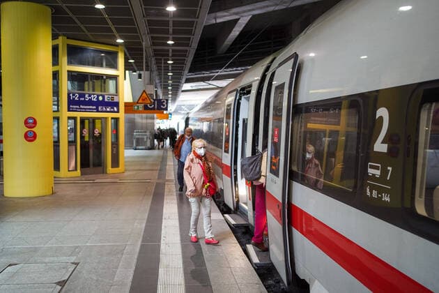 24.06.2021,Berlin,Deutschland,GER, Bahnhof Südkreuz,ICE 507 von Hamburg-Altona nach München Hbf.Reisende.Die GDL wird nicht streiken.Zunächst werden die Mitglieder zu einer Urabstimmung aufrufen, die für den 9. August 2021 ausgezählt werden soll.
