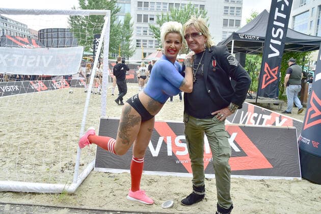 Visit-X, NacktfussballSpiel , SexxySoccer NacktfussballSpiel , SexxySoccer im Rahmen der diesjärigen Fussball WM am Checkpoint Charly im Charlys Beach in Berlin Mitte am 24.06.2021 Photopress Mueller