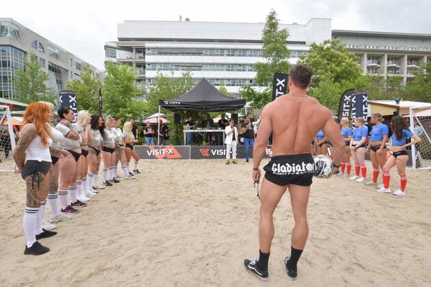 Visit-X, NacktfussballSpiel , SexxySoccer George Steel als Gladiator, Spielführer und Entscheider und die Damenmanschafften NacktfussballSpiel , SexxySoccer im Rahmen der diesjärigen Fussball WM am Checkpoint Charly im Charlys Beach in Berlin Mitte am 24.06.2021 Photopress Mueller