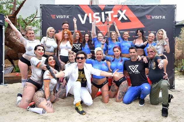 Entertainment Bilder des Tages Visit-X, NacktfussballSpiel , SexxySoccer Die Spielerinnen der Englischen Mannschaft, mit Micaela Schäfer, Ginger Rogers, Bert Wollersheim, Conny Dachs, Aurelio Savina NacktfussballSpiel , SexxySoccer im Rahmen der diesjärigen Fussball WM am Checkpoint Charly im Charlys Beach in Berlin Mitte am 24.06.2021 Photopress Mueller