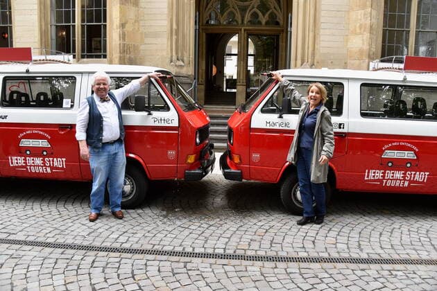 Bilder des Jahres 2021, Entertainment 06 Juni Entertainment Themen der Woche KW25 Entertainment Bilder des Tages Schauspieler Peter Millowitsch und Mariele Millowitsch taufen VW Oldtimer Billis T3 auf die Namen Pitter und Mariele . Mit diesem Bussen können Liebe deine Stadt - Touren durch Köln gebucht werden. *** Actors Peter Millowitsch and Mariele Millowitsch christen VW Oldtimer Billis T3 with the names Pitter and Mariele With this buses love your city tours through Cologne can be booked