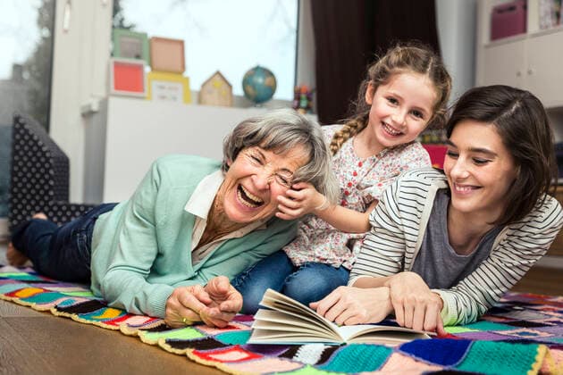 IMAGO Creative: Jahreszeit Winter, Fantasievoll drinnen spielen Multi-generation family smiling while lying at home model released Symbolfoto property released AUF00637