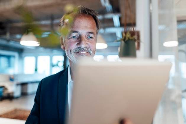 IMAGO Creative: Corporate: Klimaschutz, Digitalisierung und Urbanisierung Senior male entrepreneur using digital digital at office model released Symbolfoto property released GUSF05797